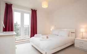 Easystays - Fab 3 Sleeper Apartment - Great Location & Parking